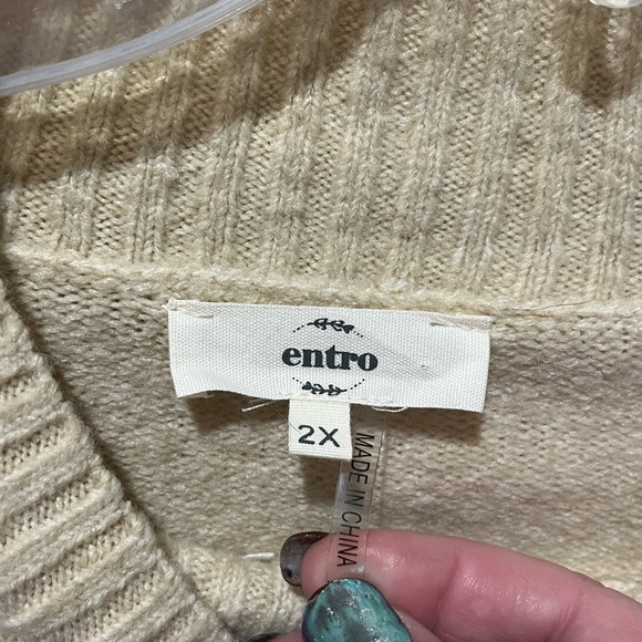 Entro cream colored sweater with black flower detail - Picture 4 of 5